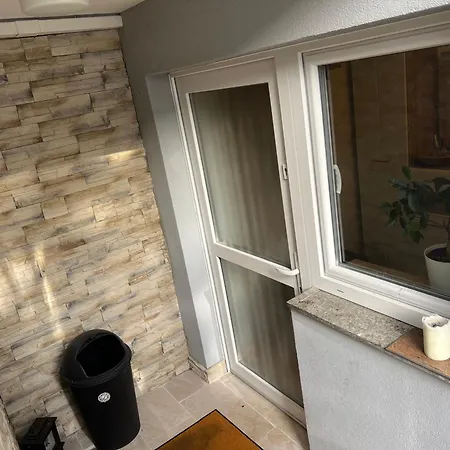 Lägenhet Gemuetliche Kellerwohnung Mit Grosser Terrasse